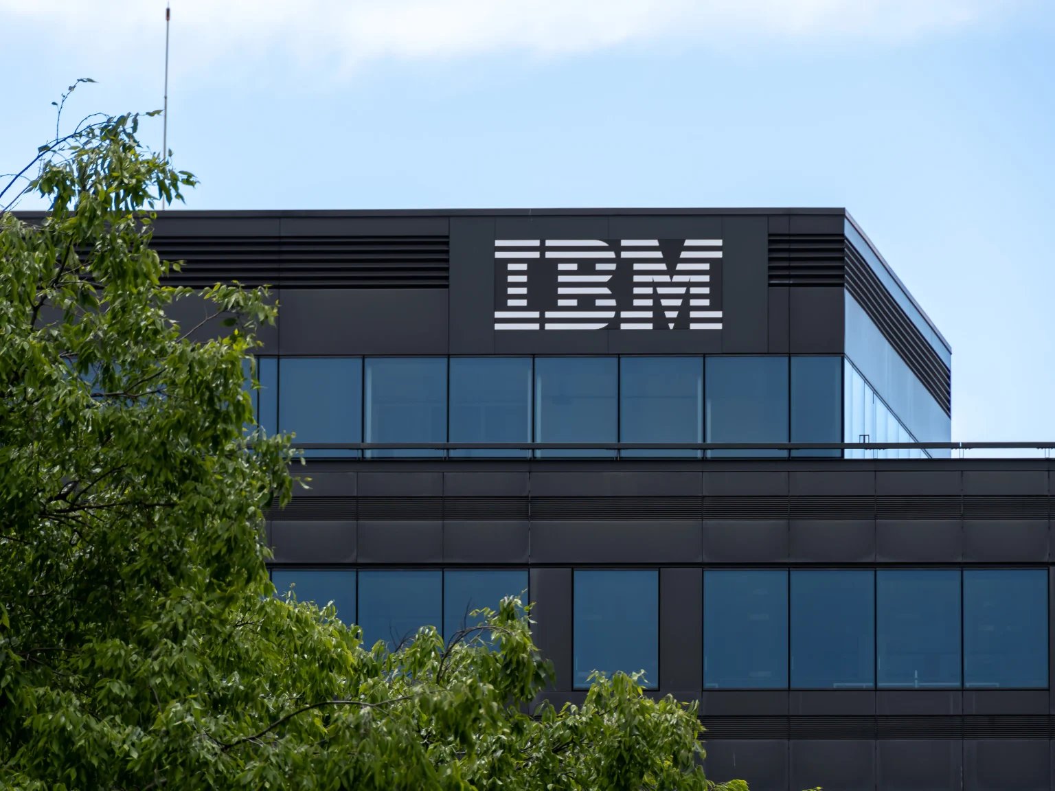 IBM, 2 milyar dolara aldığı The Weather Company'i satıyor