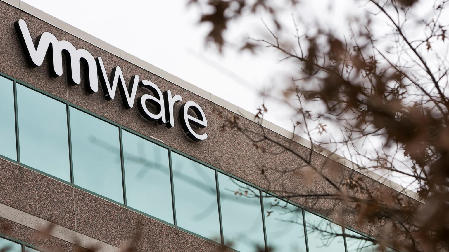 Broadcom, 69 milyar dolarlık VMware satın alım anlaşmasını tamamladı