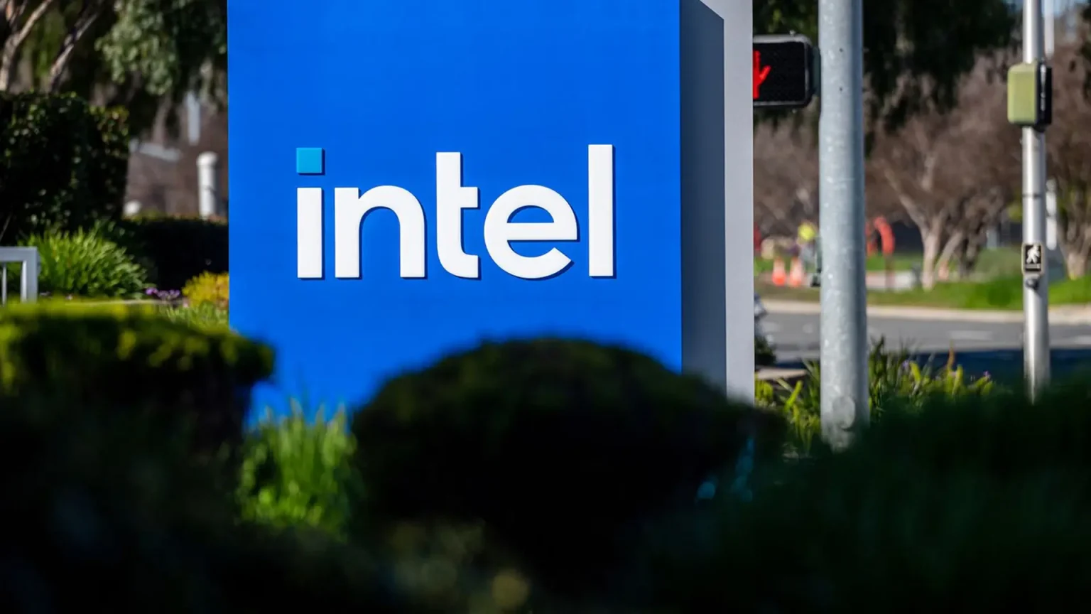 Intel, İsrail’e 25 milyar dolar yatırım yapma planını rafa kaldırdı
