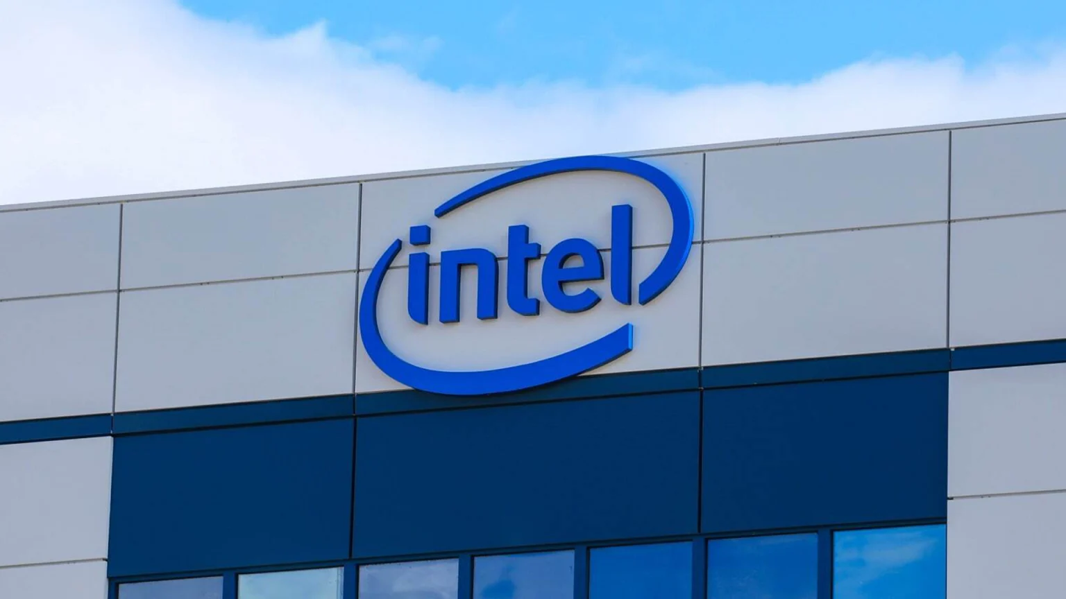 Bir günde 32 milyar dolar değer kaybeden Intel, hissedarları tarafından dava edildi